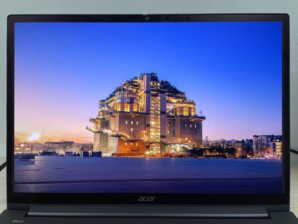 14 吋 OLED WQXGA+（2880 x 1800）屏幕色彩相當鮮艷，黑位紮實，畫質令人非常滿意。