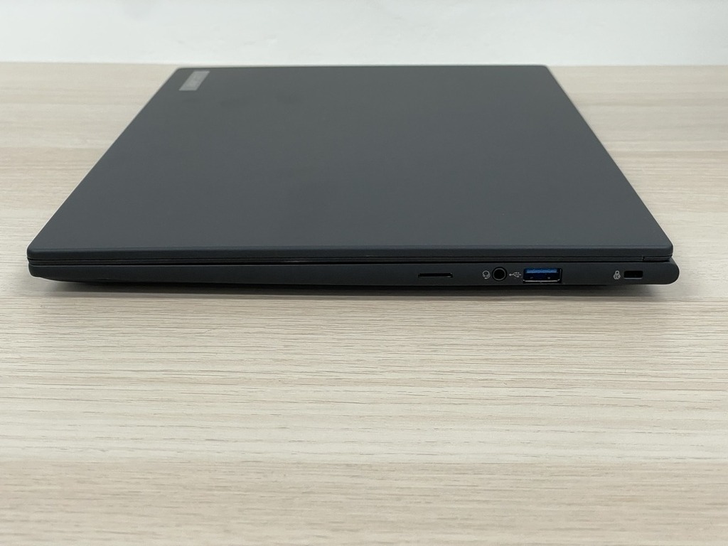 右側設有 1 個 USB 3.2 Type-A 介面、microSD 讀卡機及 3.5mm 音效插孔。