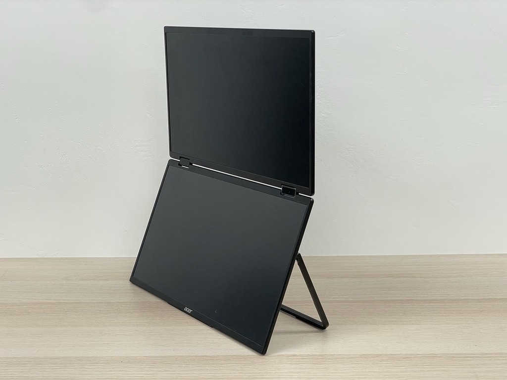 Acer PD163QT 可以拉開腳架直立。