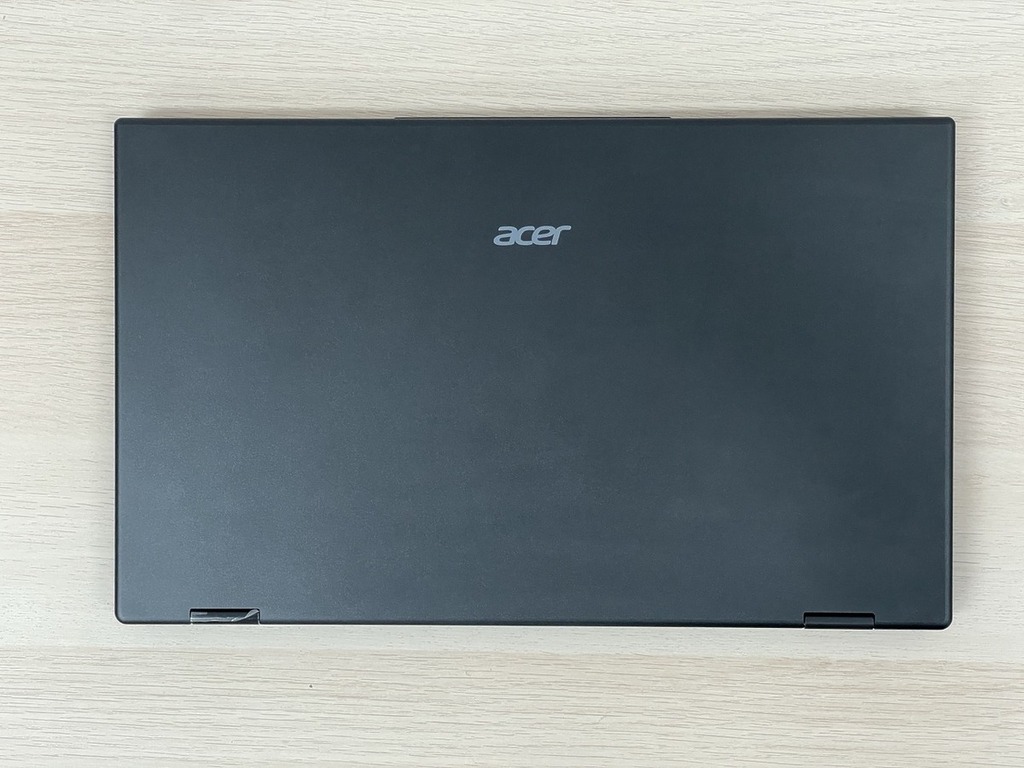 機面設計簡約，只有 1 個 Acer logo。