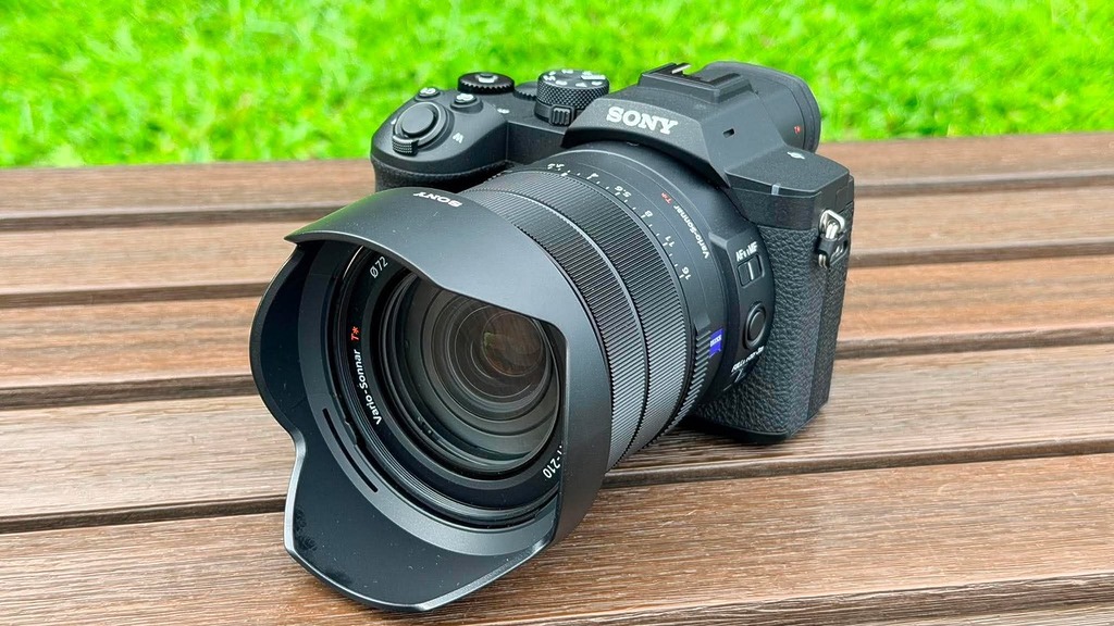 經歷 9 年的時間,Sony 再度推出長焦機皇 Sony RX10 系列的新機款 RX10 V。