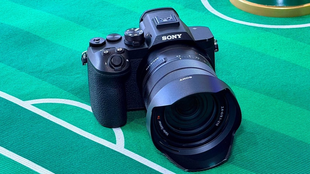 RX10 V 雖然沿用了 1.0 吋 2,010 萬像素 Exmor RS CMOS 堆疊式感光元件,但處理器全面升級至最新世代的 BIONZ XR 影像處理器,帶來幾何級數的運算效能提升。