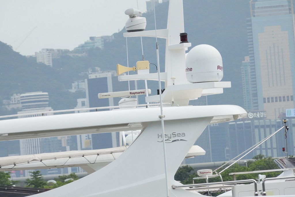 用上 600mm 焦距,拍攝距離約 100 米外的遊船,船上的雷達的 Raymarine 字樣沒有半點失真或糊化,這是目前智能手機的數碼變焦還有不可踰越的物理壁壘。