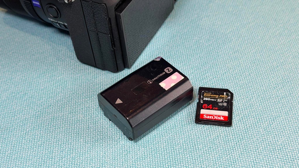 新機改採高階 Alpha 無反通用的 NP-FZ100 大電池,使單次續航力從 400 張暴增至 630 張(使用螢幕取景)。