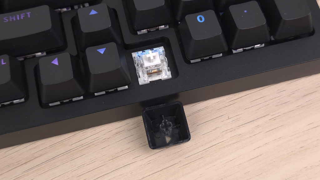 雙色成形 PBT 鍵帽,試用的是段落軸,「Thocky」感明顯。