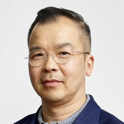 Apple 控告的對象之一是前 Apple 產品設計副總裁 Tang Tan,他在 Apple 工作 20 多年,也是 Jony Ive 的愛將之一。