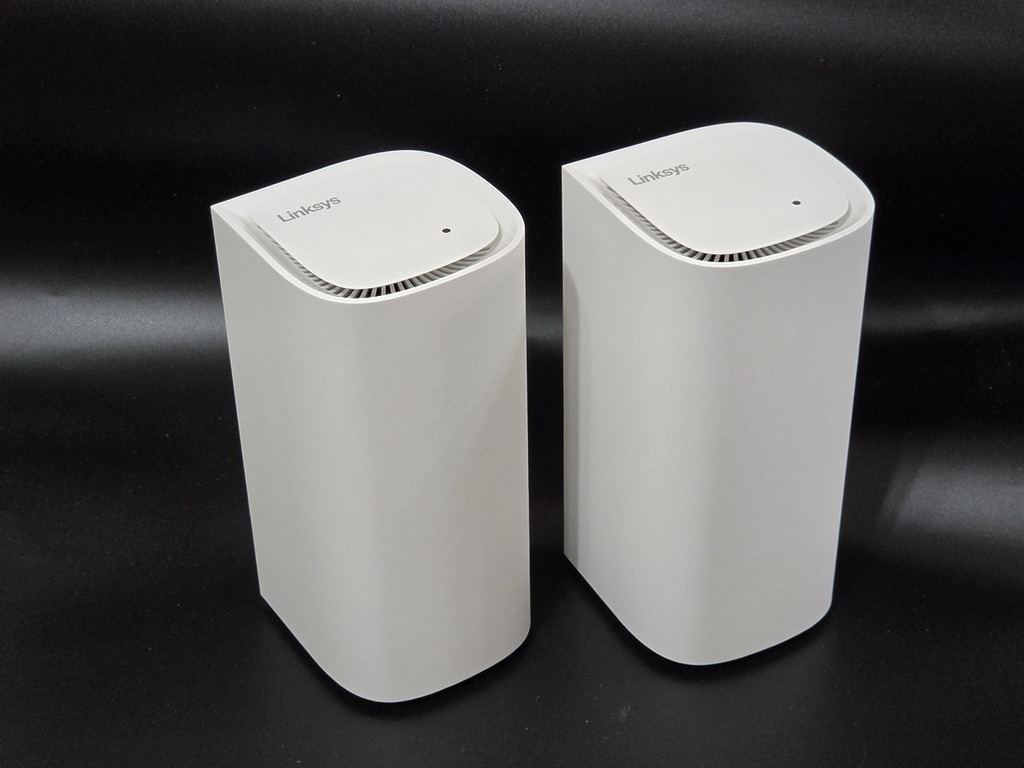 Linksys Pinnacle 2.0 採用簡潔俐落的圓柱體隱藏式天線設計。
