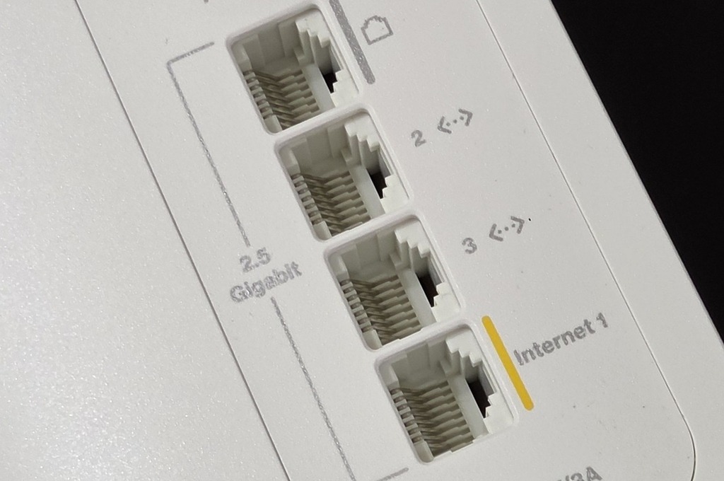 機背設有 4 組 2.5Gbps (2500M) LAN 網絡埠。