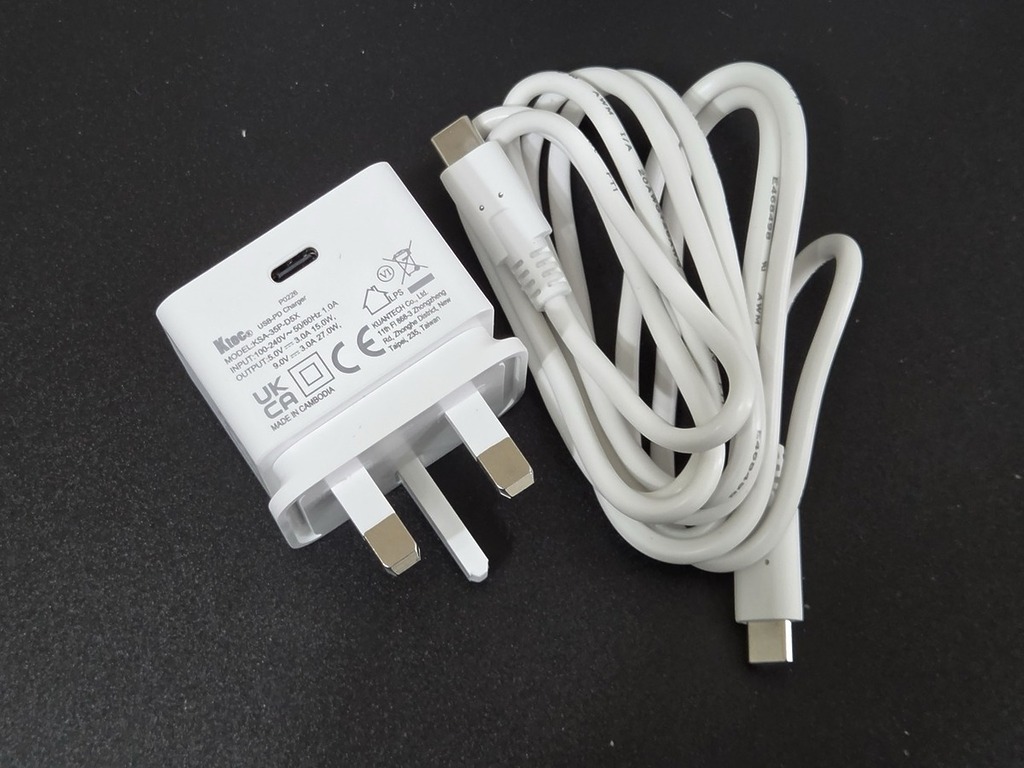 同時也附送供電器。