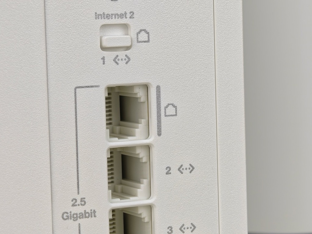 除了 Internet 1 專用 WAN 埠外,另一個 2.5Gbps 埠可透過實體推桿自由切換為 WAN 或 LAN 模式(功能稍後推出)。