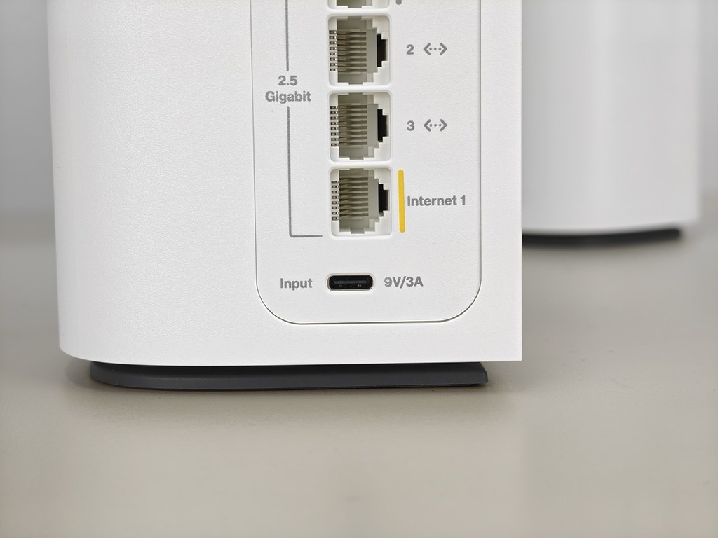 採用靈活的 USB-C 供電設計,並支援低功耗待機。