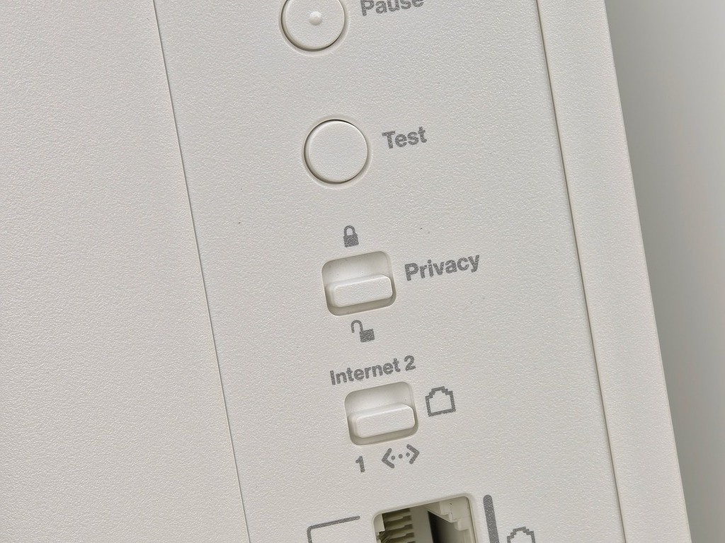 機背特設實體「Privacy switch」私隱開關,一撥即可啟動 Instant-Privacy 功能。