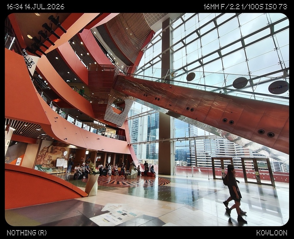 預設的 Wide Angle 模式拍攝商場中庭,沒有明顯變形,空間感大增之餘亦保留其文青視覺風格。