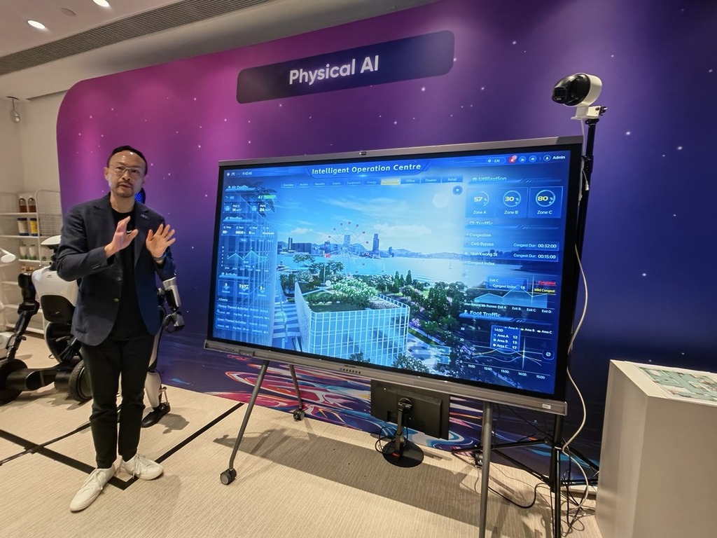 香港電訊商業客戶業務董事總經理吳家隆在活動中展示 Intelligent Operation Center(IOC)智能營運中心,整合不同類型具身 AI 機械人。