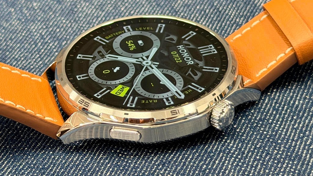 HONOR Watch 6 在外觀上融入了復古賽車儀表板與經典條紋錶圈設計