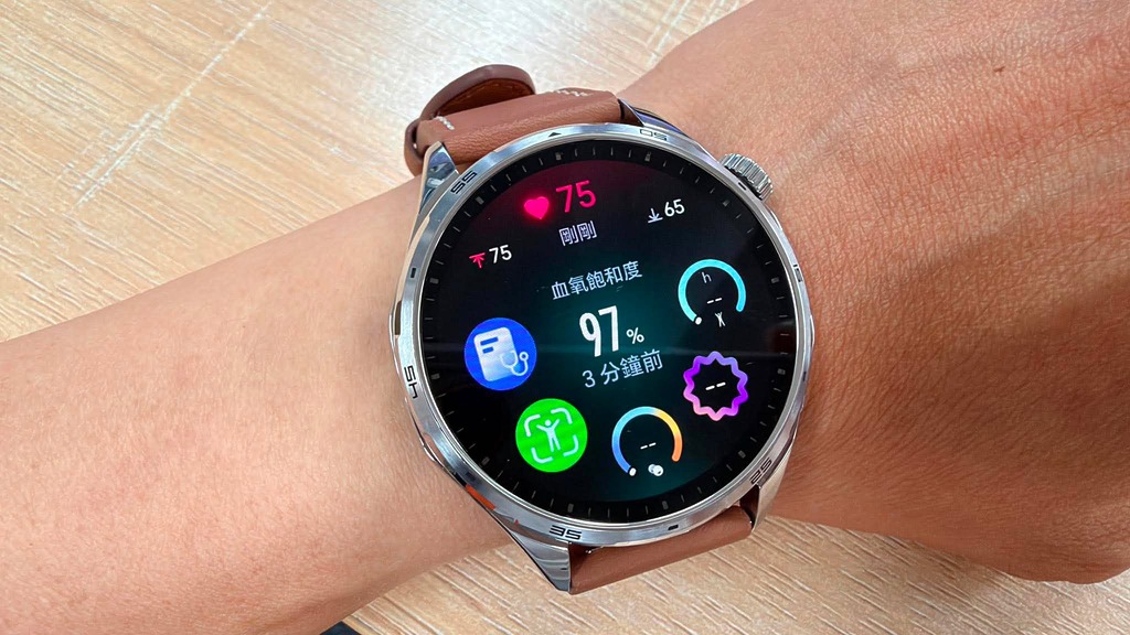 ONOR Watch 6 搭載 980mAh 電池，在藍牙長續航模式下，單次充滿電可提供長達 35 天 的超長續航
