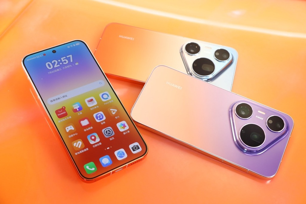 HUAWEI Pura 90s Pro Max 的橘子海、霞光紫採漸變色,加上獨特的三角形排列鏡頭,非常搶眼!