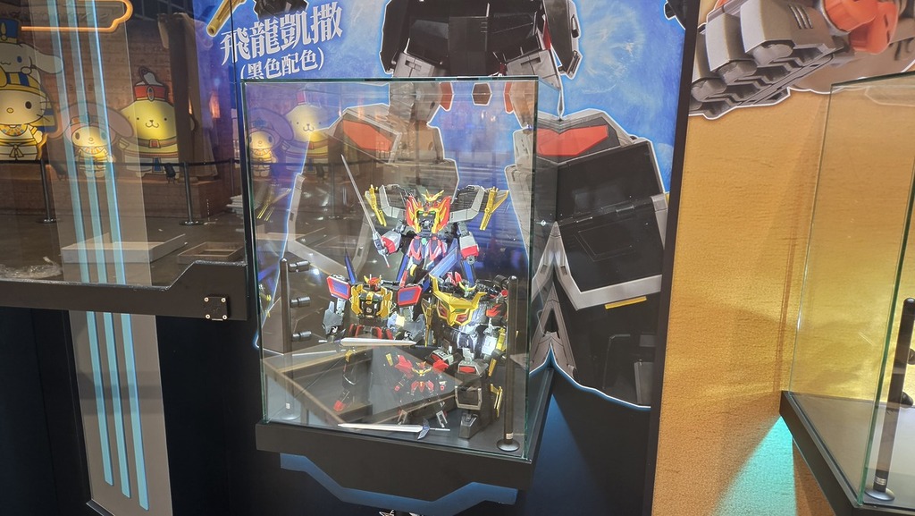 三款會場限定品,TOYRISE 王者艾克斯凱撒(黑色配色)、TOYRISE 飛龍凱撒(黑色配色)、Realize Model 重裝長牙獅沙漠仕樣。
