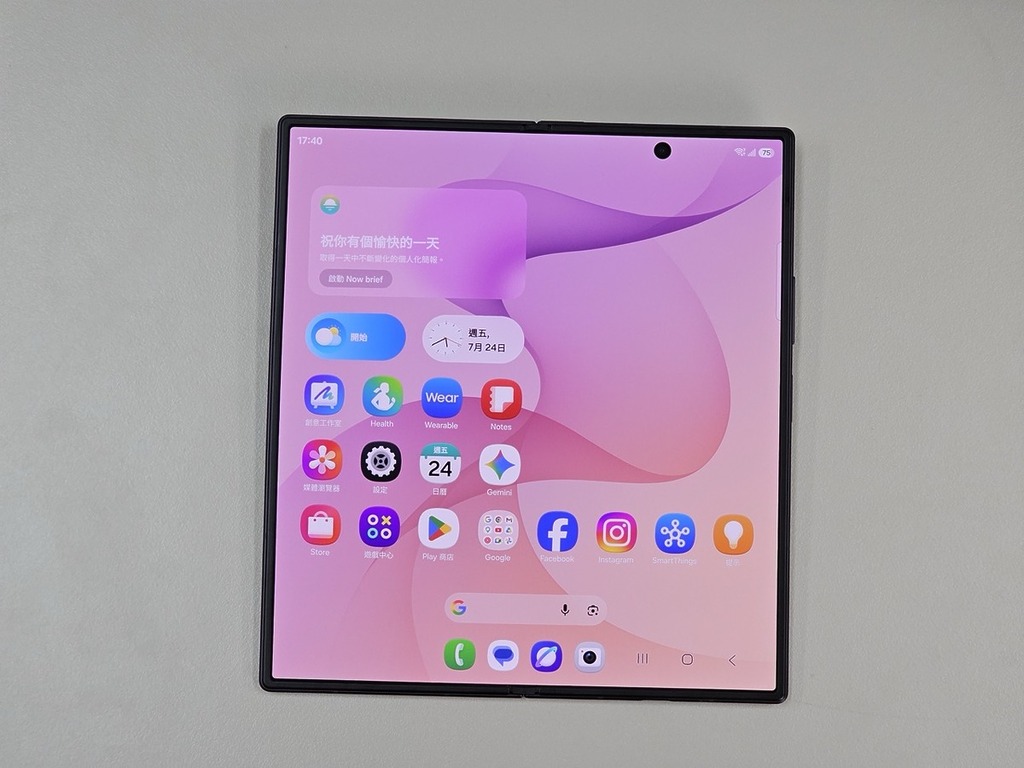 打開後可享受 8 吋大屏幕，比例偏向方形。