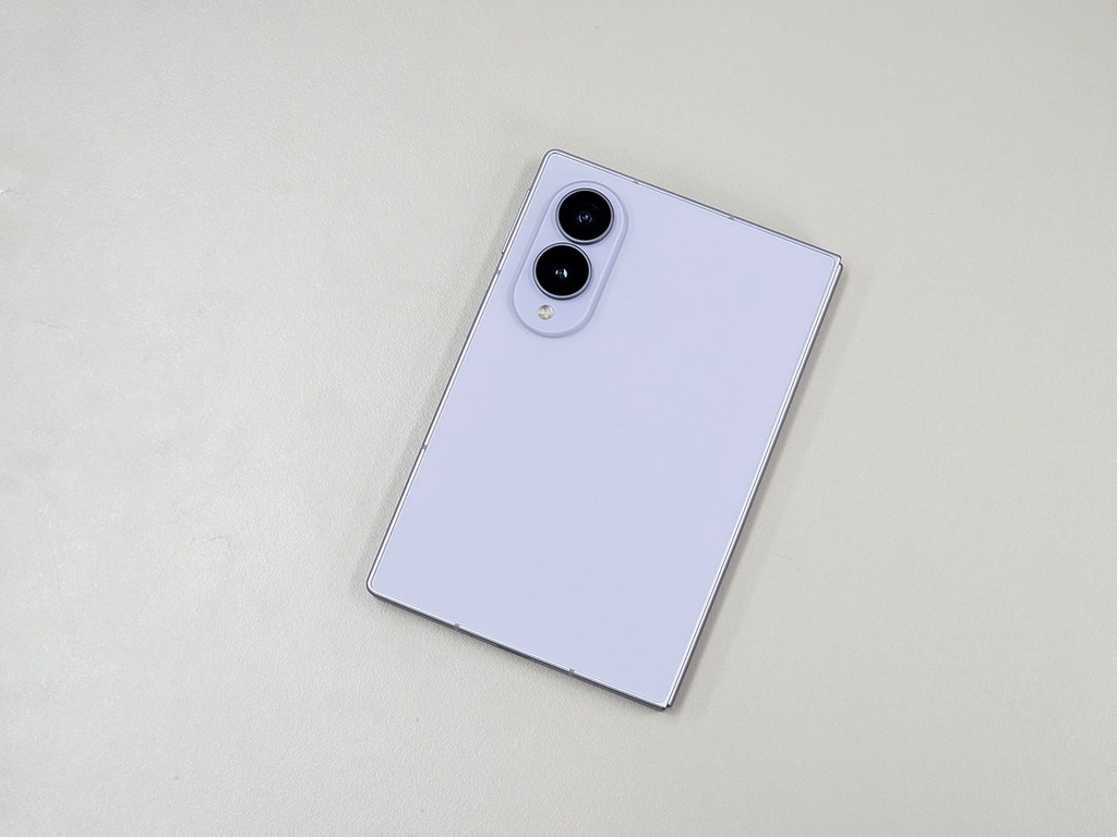 Galaxy Z Fold8 摺起時的設計極似 Passport，有點可愛。
