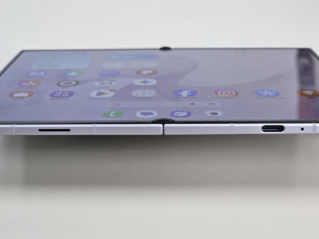 Galaxy Z Fold8 同樣配備 Armor FlexHinge 轉軸及 Flex Titanium 技術，屏幕強度一樣高，而且亦是接近無摺痕屏幕的效果，不遜於旗艦級的 Ultra。
