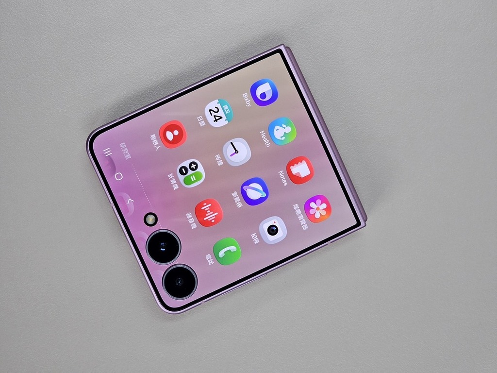 Galaxy Z Flip8「滿版」外屏幕達 4.1 吋，可提供不少實用操作和顯示豐富的通知。