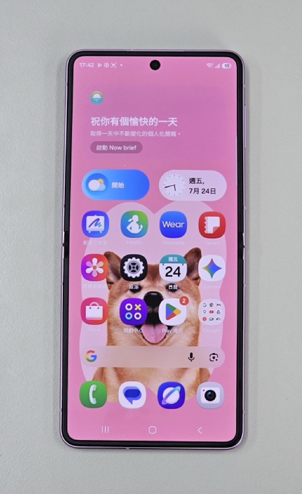 Galaxy Z Flip8 打開主屏幕後尺吋達 6.9 吋，比例亦與主流直板手機相同，操作相當流暢直觀。