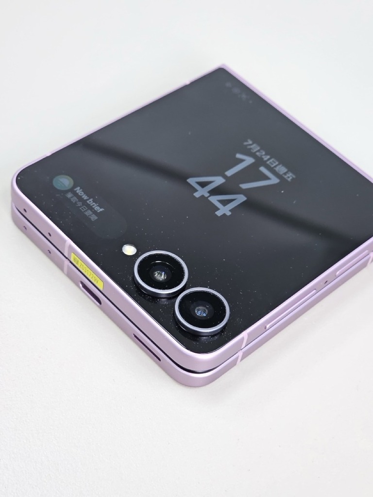 Galaxy Z Flip8 沿用上代 Z Flip7 的 5,000 萬像素 F1.8 OIS 主鏡頭及 1,200 萬像素超廣角鏡頭，攝力雖不及另外兩位「大哥」，但一般拍照拍片都很夠用。