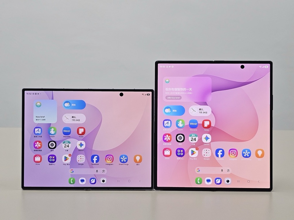 Galaxy Z Fold8 Ultra（右）及 Galaxy Z Fold8 主屏幕