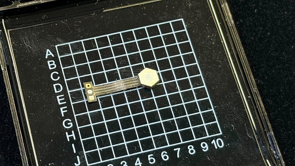 MEMS 固態單元是採用半導體／壓電晶片，即是矽晶圓（Silicon）+ 壓電材料（Piezoelectric）技術。