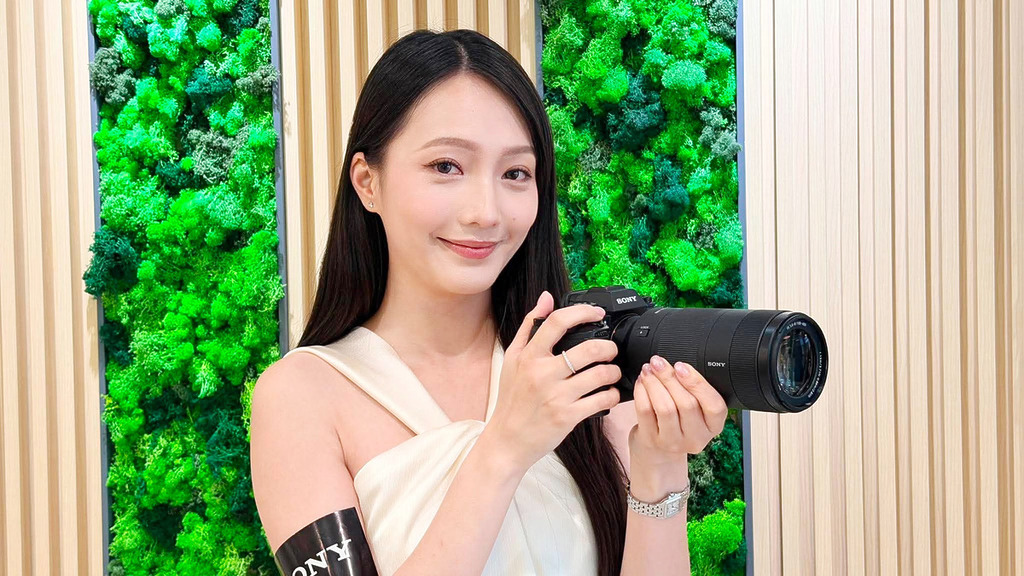 雖然新版的 FE 100-400 將光圈收窄至 F5.6-8 後，但體積與重量大幅縮減，重量僅 625g，更適合徒步健行、出國旅遊或長時間手持拍攝。