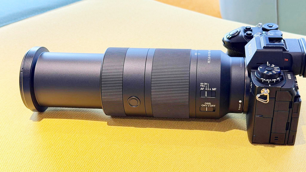 鏡頭在 Zoom 到 400mm 的時候，鏡筒會拉長了。