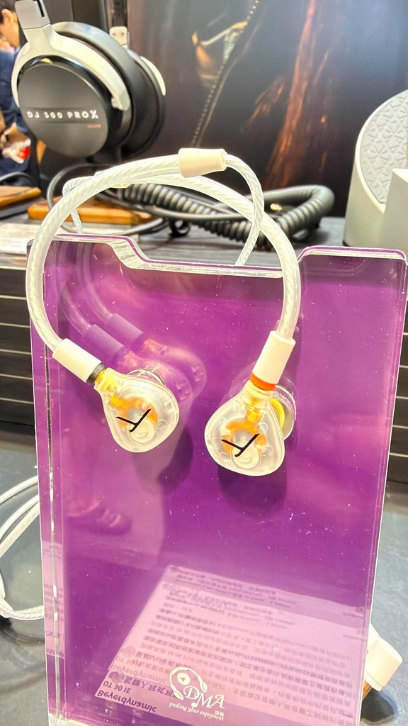 Beyerdynamic DT 30 IE 專為高要求的舞台表演與現場演出設計,精準滿足音樂人及音響工程師的專業監聽需求。