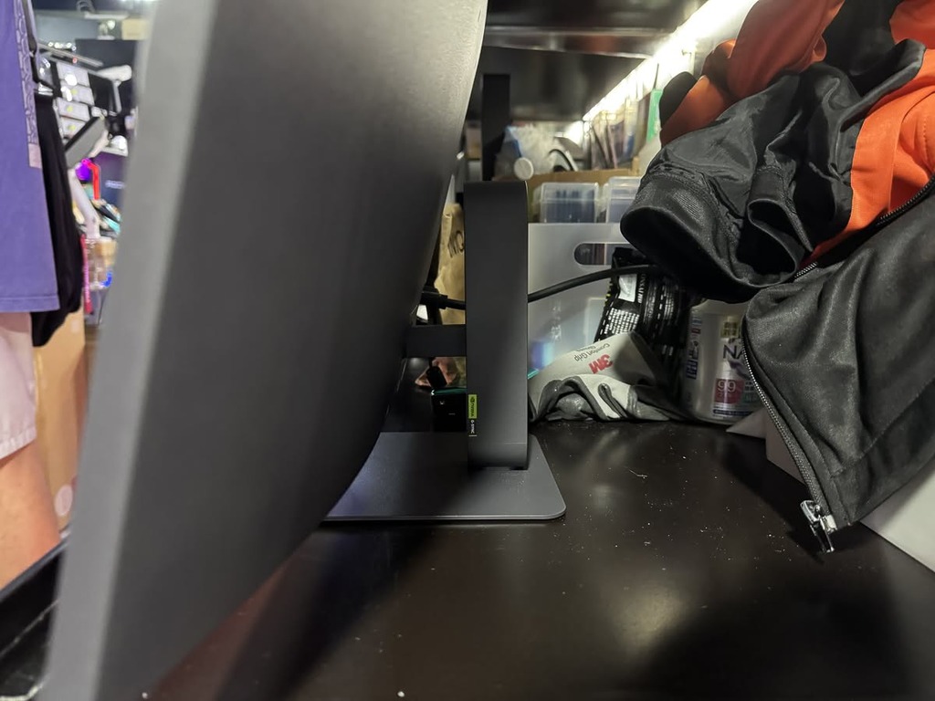 講到最重點就在於螢幕在平價型號中可提供升降支架結構,而且體積上更是相當細小的款式。