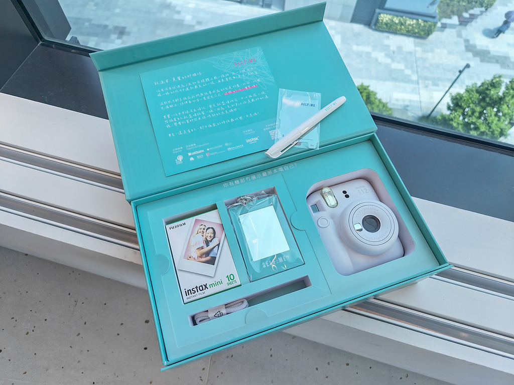 FUJIFILM instax 推出了「SELF:ME Kit(慈善特別版)」套裝