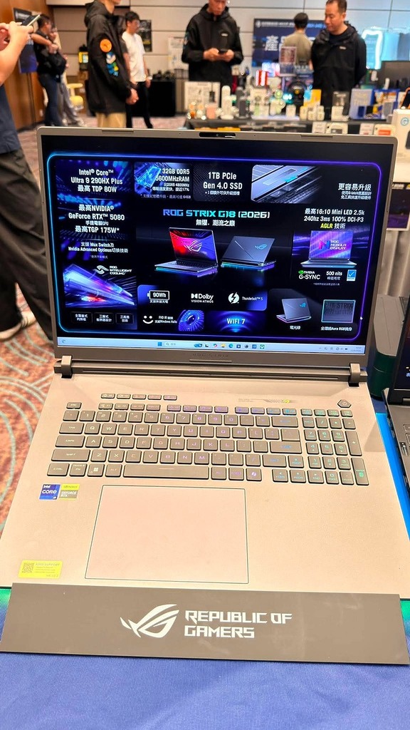 ROG Strix G18,配備 RTX 5080 顯示卡及 2.5K 240Hz Nebula HDR MiniLED 螢幕,更加入了全新 Q-Latch 免工具升級底蓋,會場限定價 HK$29,998(限量 20 部)。