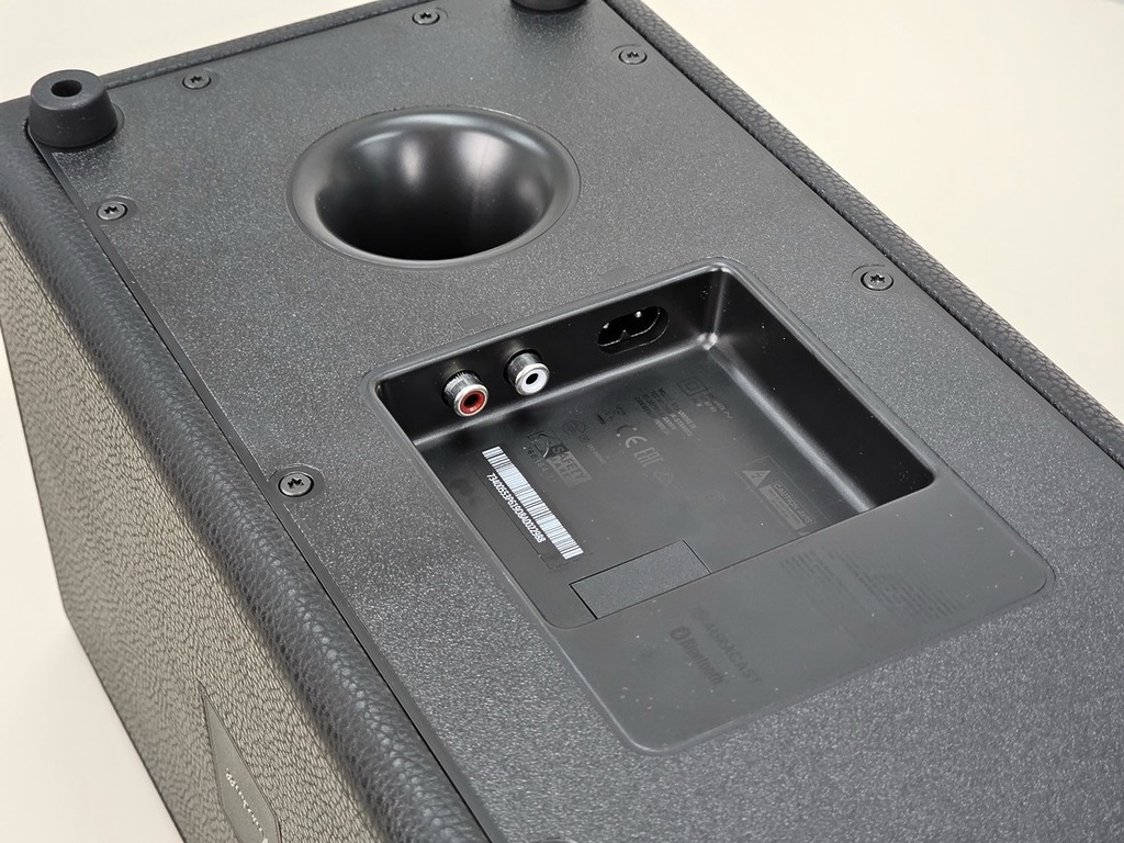 機底有 RCA 輸入和電源輸入,還有倒相孔(Bass-reflex port)。
