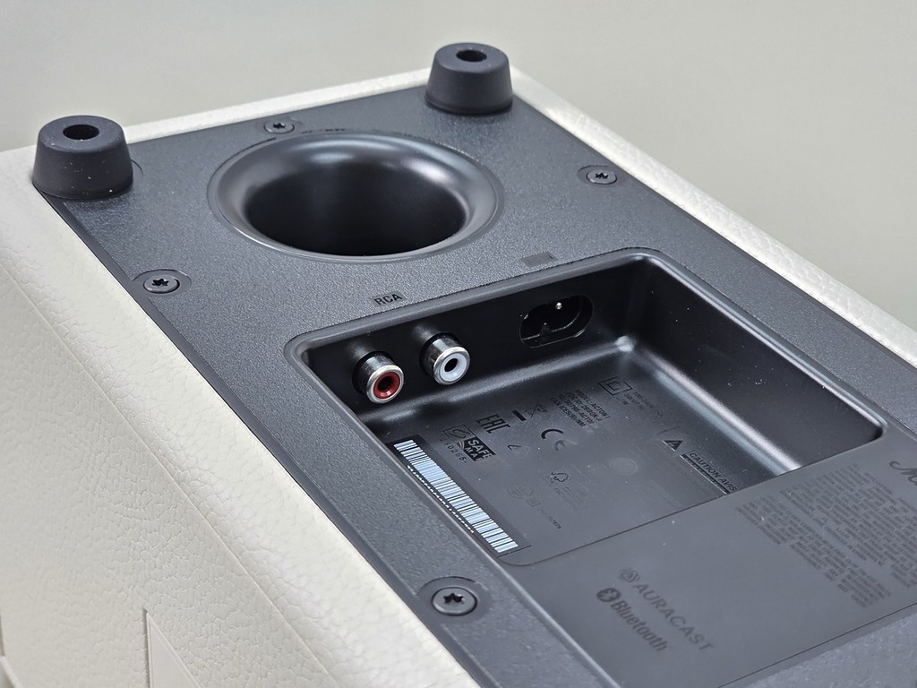 機底同樣設有 RCA 輸入和電源輸入,還有倒相孔(Bass-reflex port)。