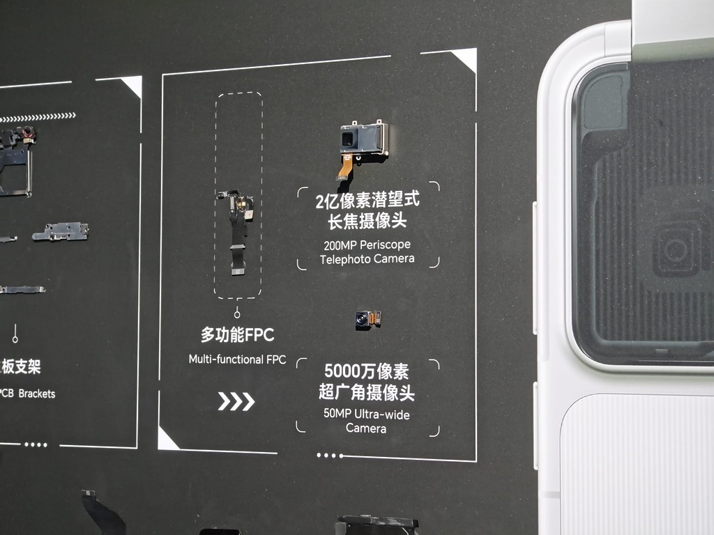 主相機以 50MP 超廣角鏡頭配搭  200MP 規格的潛望式長焦鏡。