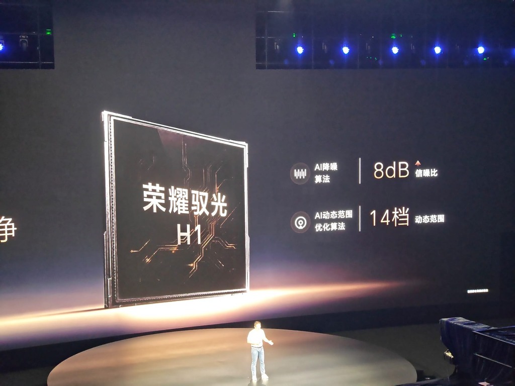 HONOR 自研 H1 影像晶片配合 ARRI LogC3、ARRI Wide Gamut 3 和 ARRI Looks，AI 降噪將影片雜訊比（SNR）提升了 8 dB，而 AI 動態範圍優化則支持高達 14 檔的動態範圍。
