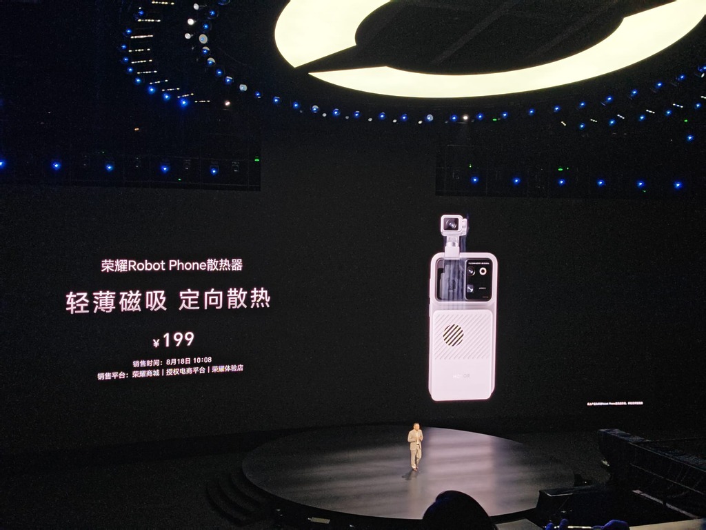 廠方還針對長時間拍攝為手機推出專用散熱器，與手機同時開售。
