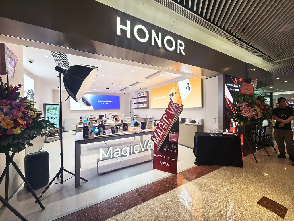 HONOR 在港第 6 間體驗店在鑽石山荷里活廣場開幕。