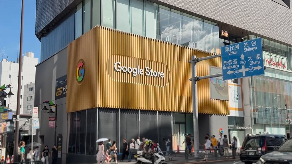 Google 選擇傳統 iPhone 勢力範圍的日本作為首間 Google Store 海外旗艦店所在,附近還有三星 Galaxy 店和 Apple 旗艦店,擺明挑機,也象徵日本手機市場正在變化。