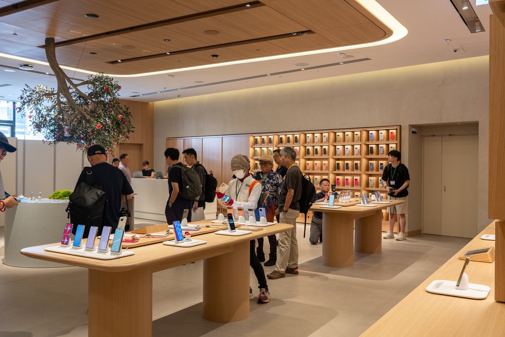 店內當然展示了最新的 Pixel 11 系列手機。