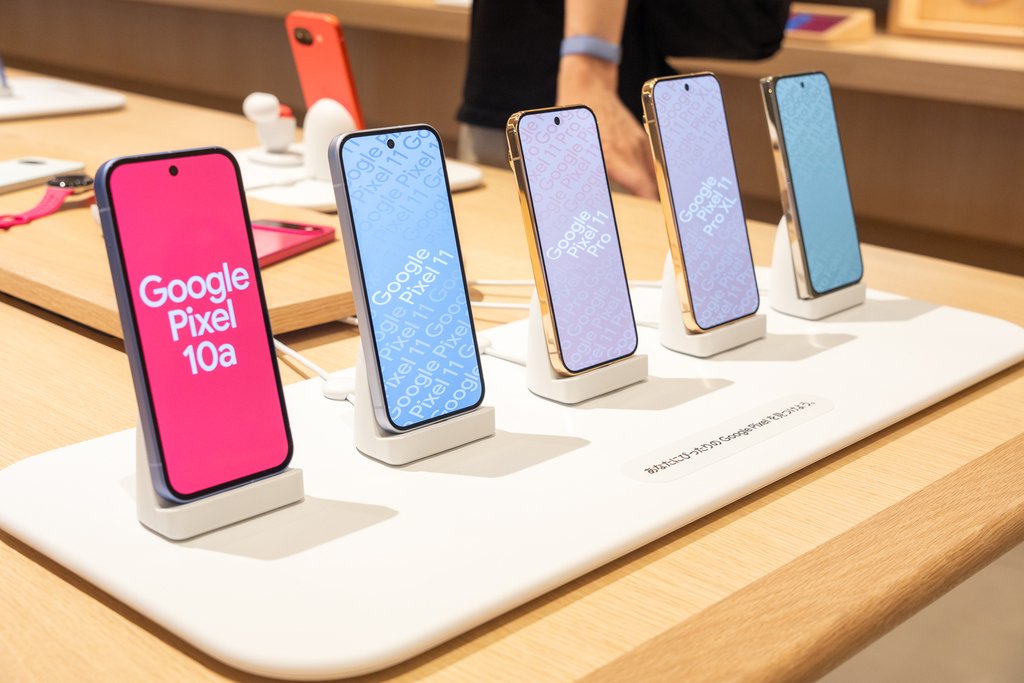 廉價版的 iPhone 10a 也是展示重點,大有捧場客。