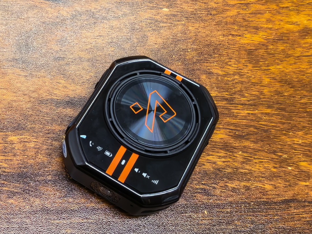 XLink-7 的設計主打輕便,機身重量僅有 84g,體積與一般真無線耳機充電盒相若