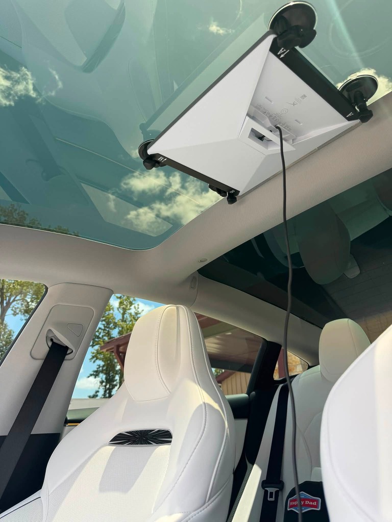 亦有人嘗試將 Starlink 接收器安裝於 Tesla 全景玻璃車頂下方,不過感覺有點不太方便。