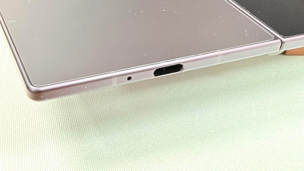 屏幕展開後的厚度僅為 4.1mm,只比起機身的 USB-C 接口厚丁點。