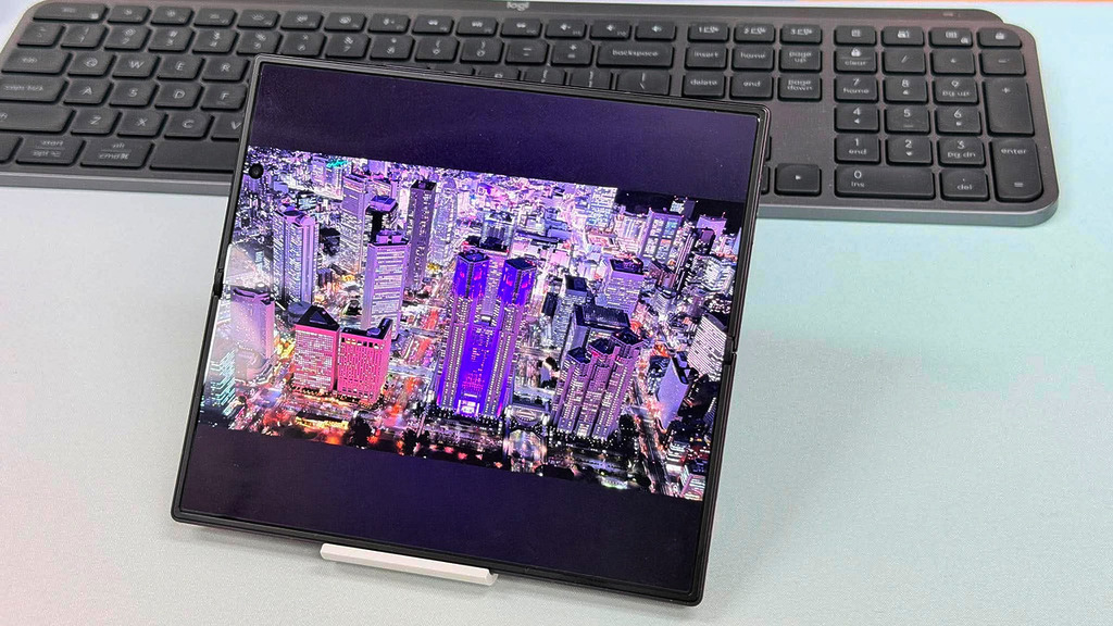 Galaxy Z Fold8 Ultra 是採用 11:10,一個接近正方型的比例,用來看 16:9(橫向)或 9:16(垂直)影片,畫面上下會有兩道頗為礙眼的黑框,這可說是所有傳統長身大摺手機的痛點。