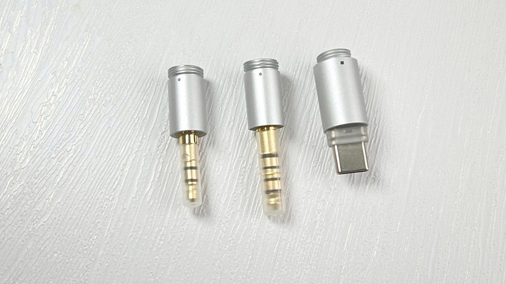 耳機會隨附 3.5mm 單端、4.4mm 平衡以及內建 DAC 的 USB-C 模組化可換插頭,無論是連接手機、電腦還是專業 DAP 播放器都能即插即用。